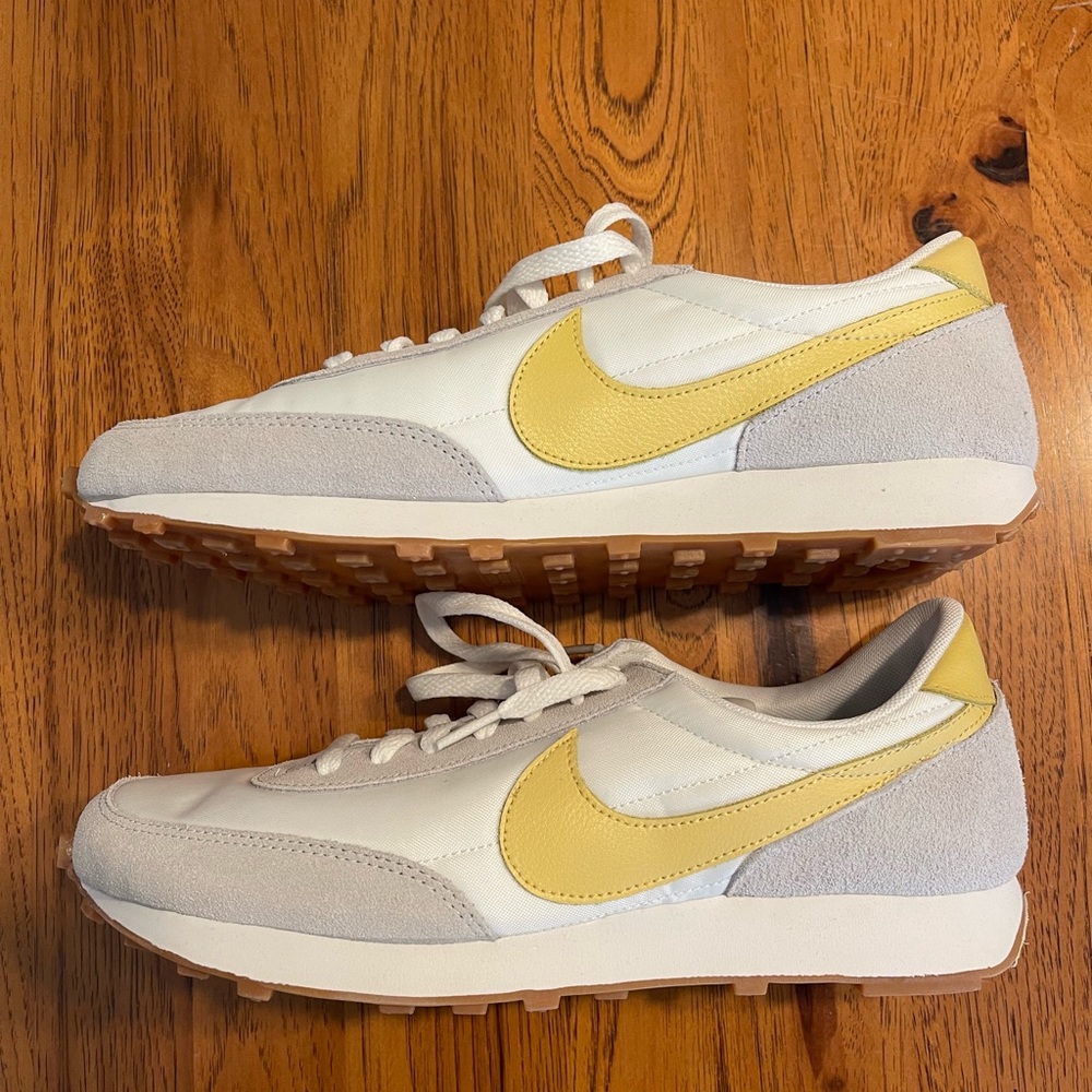 Nike women sneakers Sz 11